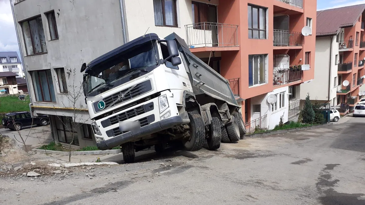 O autobasculantă încărcată cu nisip s-a răsturnat peste balconul unui apartament - VIDEO