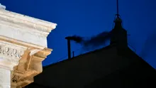 Conclav: Fum negru la Vatican. Noul Suveran Pontif nu a fost ales după primul vot