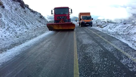 Programul de circulaţie pe Transalpina, redus cu patru ore din cauza căderilor de zăpadă