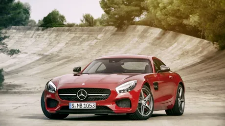 The Stig conduce Mercedes AMG GT S pe circuitul Top Gear. 