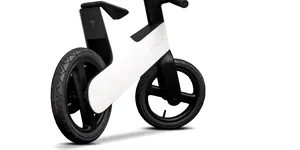 Aceasta nu este bicicleta electrică de la Tesla pe care o așteptai. E pentru copii, da, și nu e o glumă!