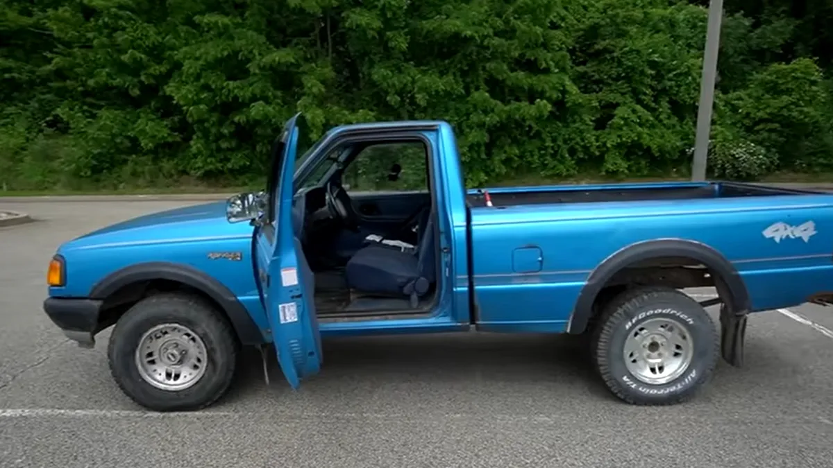 Ce se întâmplă când cuplezi în marșarier în timp ce conduci un Ford Ranger din 1994? (cu video)