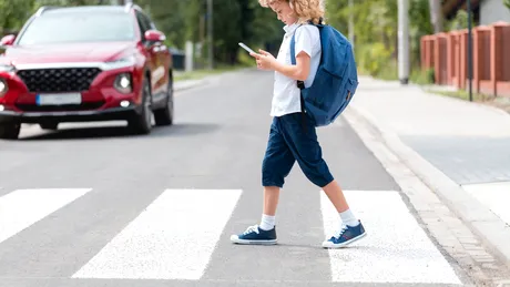Reguli mai aspre pentru pietoni: Amendă dacă ascultă muzică sau se uită în telefon când traversează