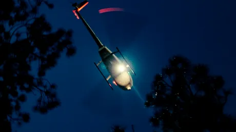 Primarul unei comune din România vine la serviciu cu elicopterul. Aterizează în curte cu Robinson R44