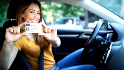 Deținerea unui permis de conducere crește șansele întâlnirilor romantice. Gestul care le poate distruge