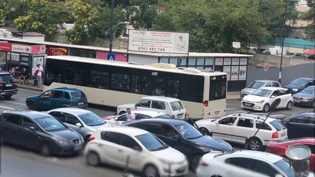 VIDEO | Cum s-a răzbunat un şofer din Bucureşti când şi-a găsit maşina blocată în parcare