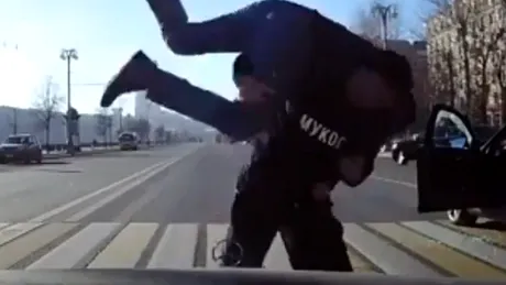 Combinata de K1 cu wrestling în plină stradă (video)