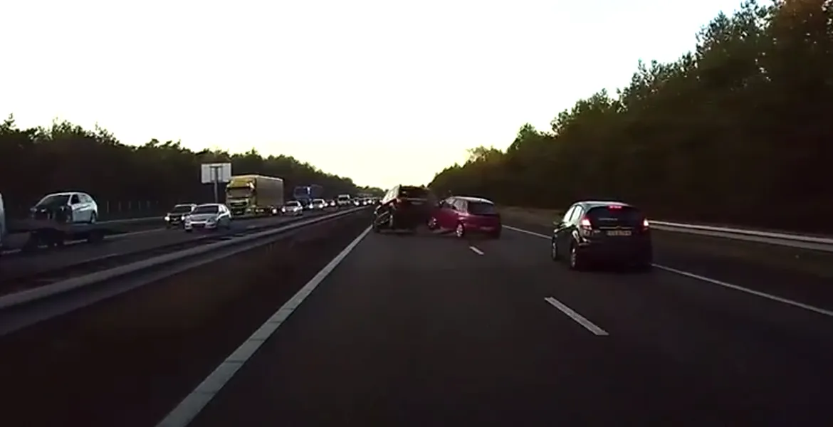 Tehnologia care face minuni. Cum poate să prevadă un accident o maşină Tesla [VIDEO]