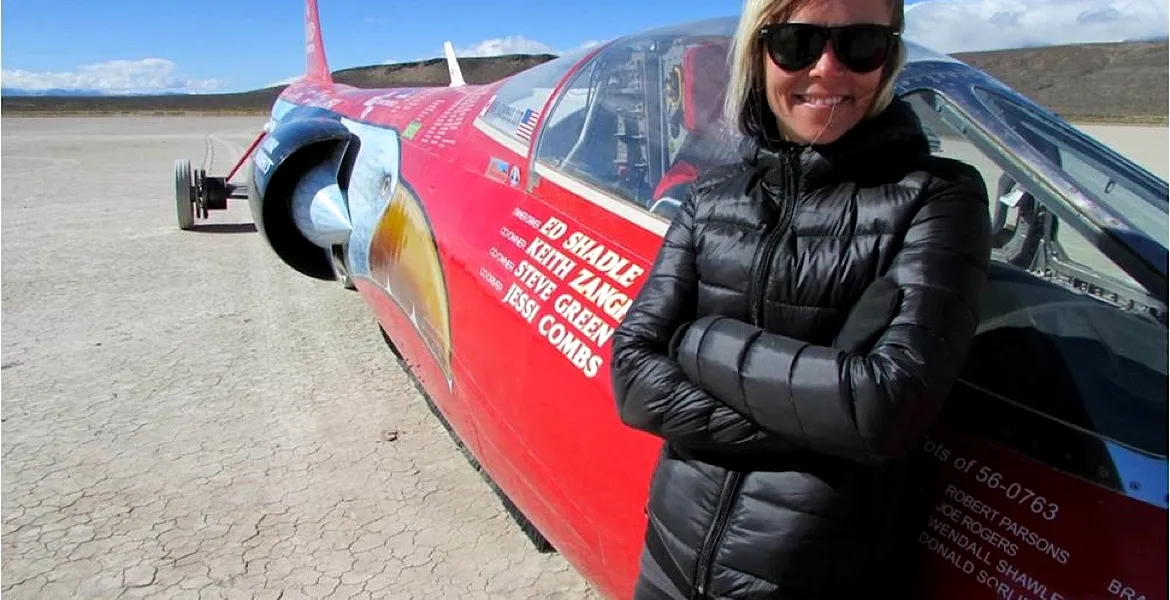 Jessi Combs a murit în timp ce încerca să devină cea mai rapidă femeie din lume. Avea 800 de km/h în momentul impactului
