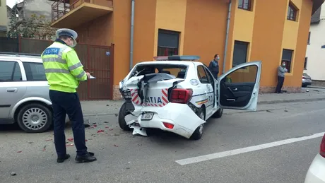 Momentul în care un Audi lovește în plin o mașină de poliție aflată în misiune