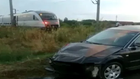 Un autoturism a fost acroșat de un tren în timp ce traversa calea ferată