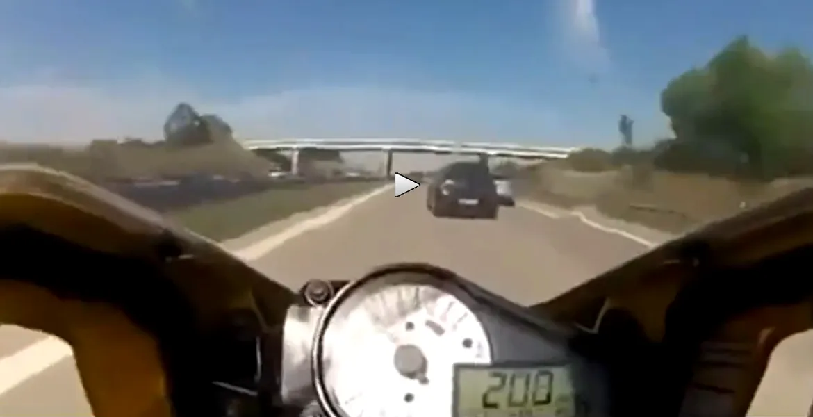 VIDEO: Avea 200 km/h pe motocicletă când o maşină i-a tăiat calea…