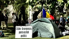 A ieșit soarele pe strada „Georgescu”. Susținătorii lui Călin Georgescu se odihnesc și se bucură de vremea frumoasă, după trei zile și trei nopți în fața „Beciului Domnesc”. Singurul cort rămâne la „datorie”
