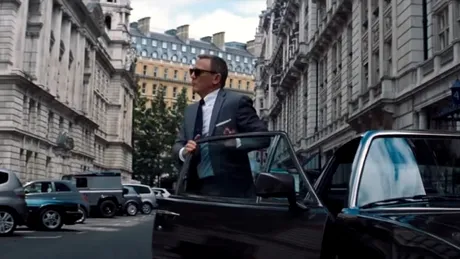 A apărut un nou trailer James Bond – No Time to Die. Și este plin de mașini în acțiune!