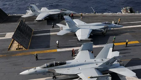 Atac neobișnuit, de tip A-10 „Warthog”: Un avion F/A-18 a scos din uz o navă iraniană în Golful Oman cu tunul său de 20 mm