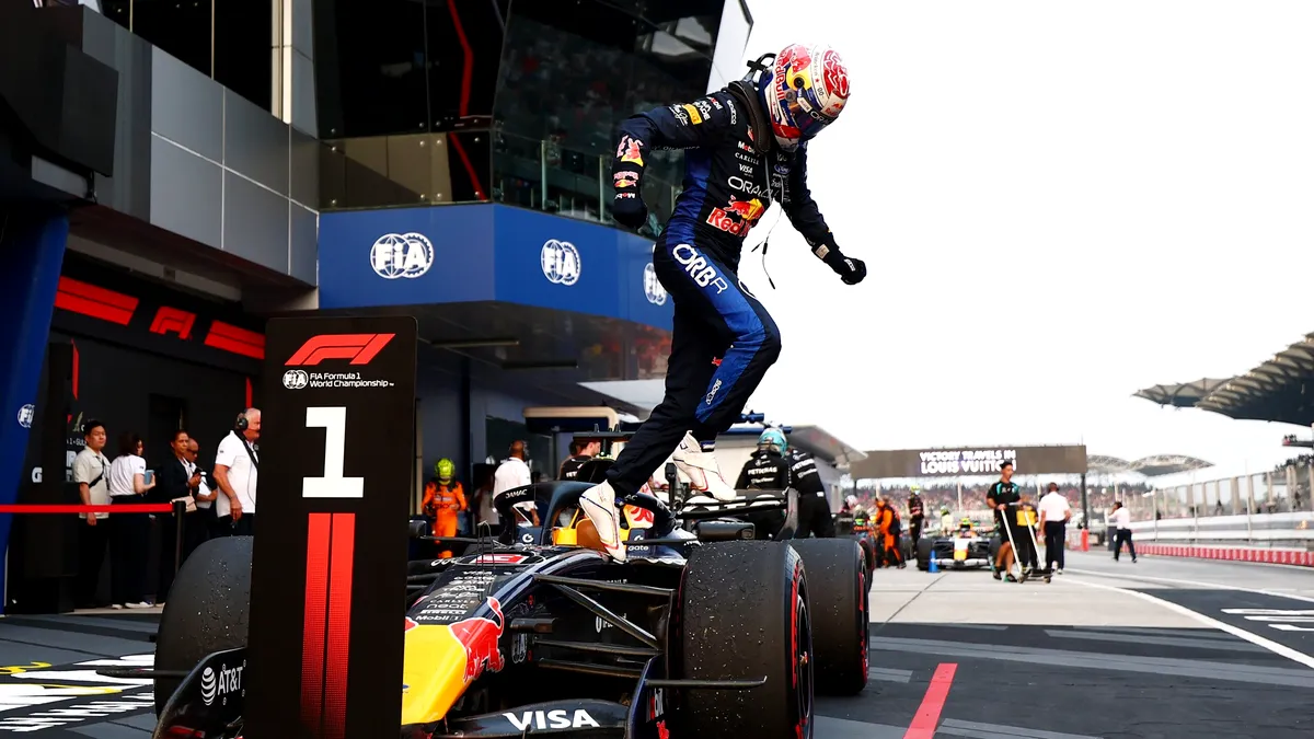 Max Verstappen aduce prima victorie pentru Red Bull în 2026 în Marele Premiul al Bahrainului din Malaysia. Podiumul, completat de Antonelli și Hamilton