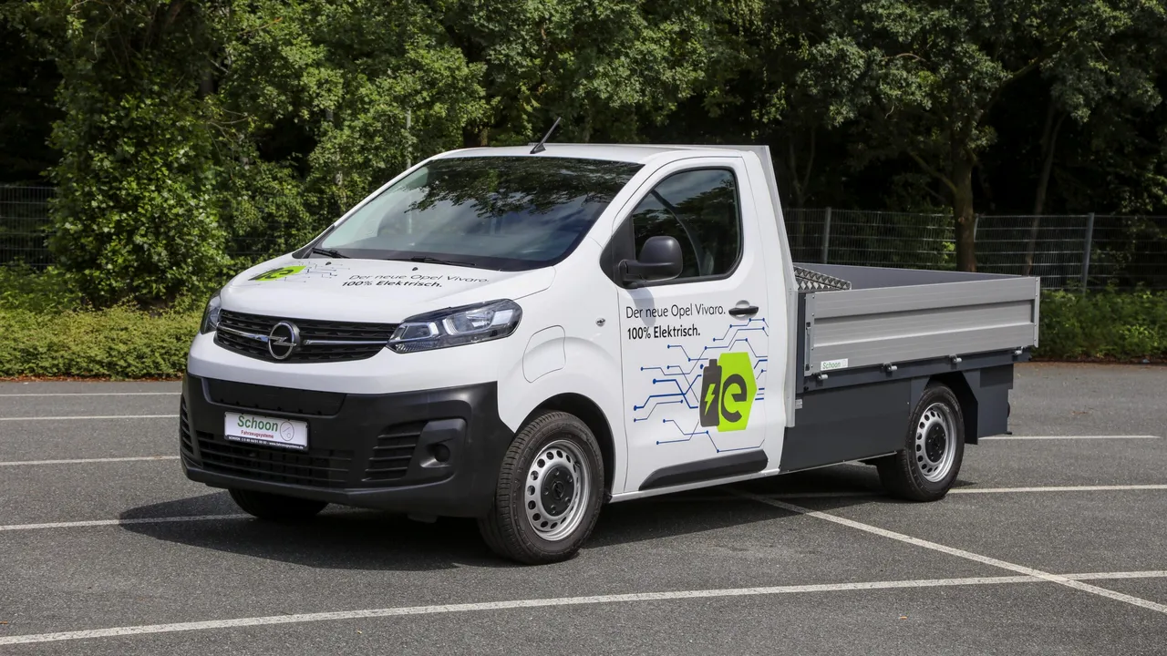 utilitara-electrică-opel-vivaroe-este-disponibilă-acum-întro-versiune-cu-o-platformă-cu-benă 
