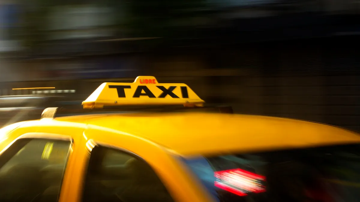 Ești obligat să acorzi prioritate taxiului dacă are becul roșu aprins și clienți la bord?