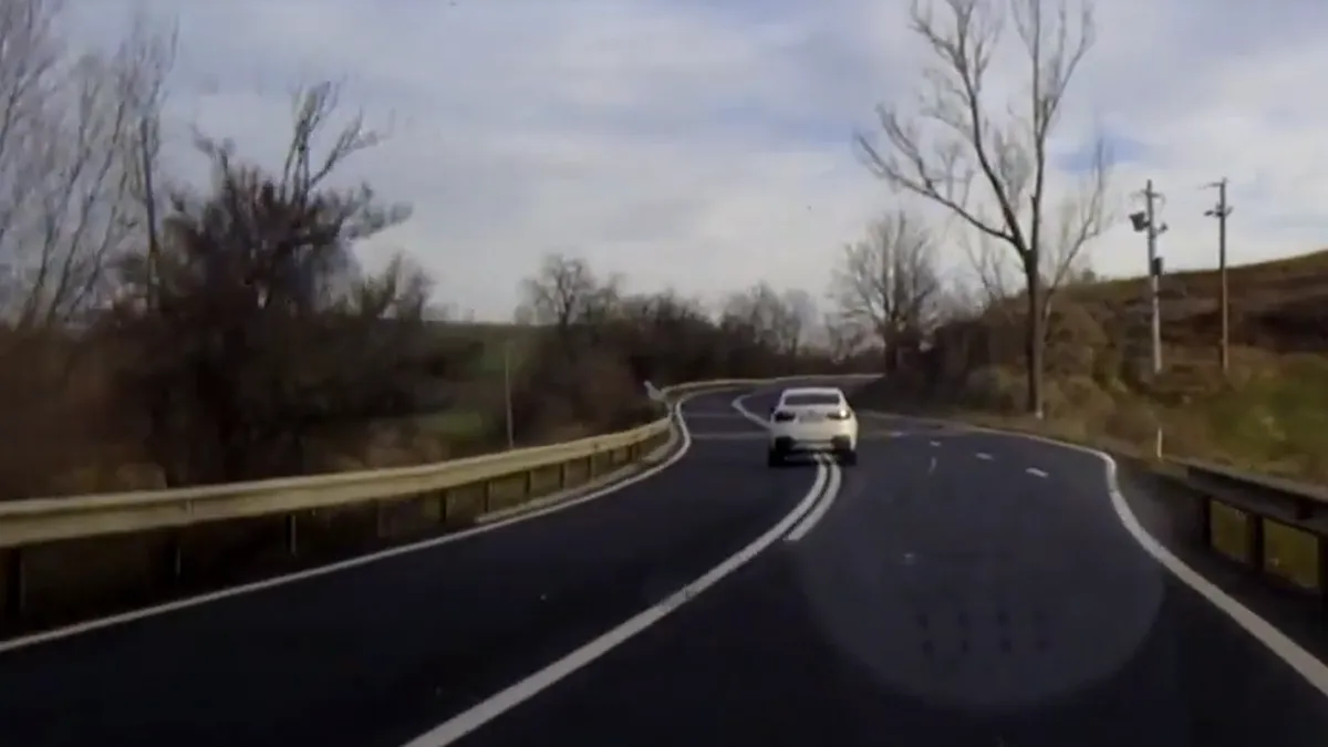 De câte benzi are nevoie șoferul unui BMW X6 pentru a face un viraj? VIDEO