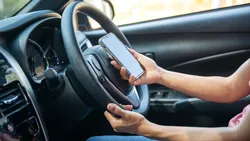 O aplicație populară pentru plata parcării în 18 orașe mari introduce și RCA, după biletele la Loto