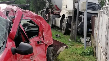 Accident între o cisternă și o Dacia Logan - VIDEO