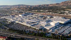 Fabrica Tesla din California, aflată lângă o școală, cere permisiunea pentru a polua de 13 ori mai mult decât o face acum