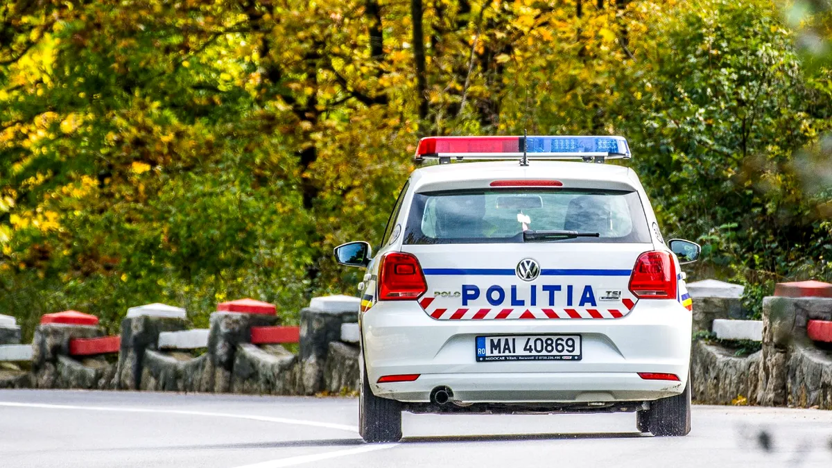 FOTO - Un container a strivit o mașină în mers. Șoferul nu a avut nicio șansă. Intervenție de amploare