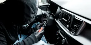 Hoții n-au plecat cu mașina, dar au lăsat pagube în urmă. Ce poate acoperi asigurarea CASCO