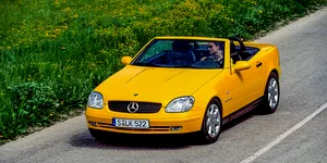 <span class='prepend'>Foto |</span> Mercedes-Benz SLK aniversează 30 de ani. A fost primul model al germanilor cu acoperiș retractabil din metal