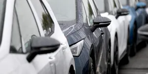 Video / Primăria Arad scoate la licitație 128 de mașini ridicate de pe străzi: „Seduse” și abandonate