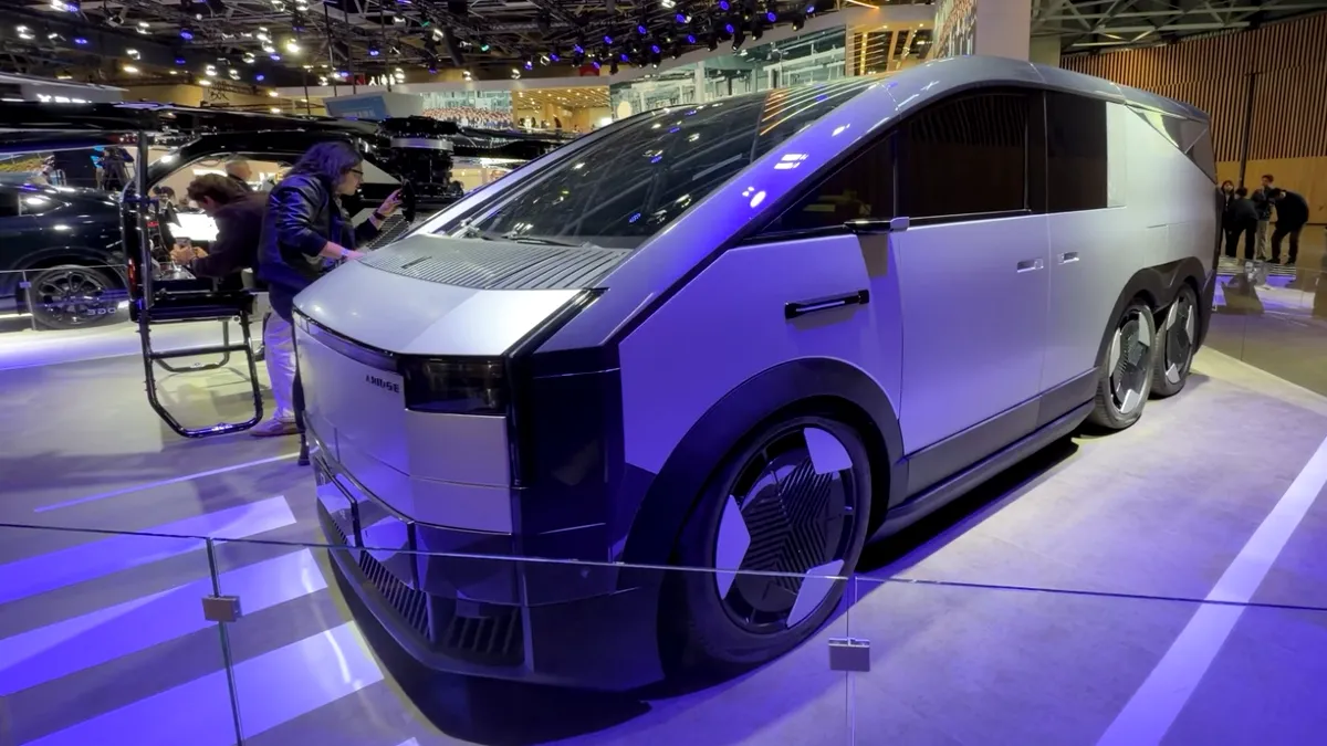 „Mașină zburătoare”, transportor, portavion: XPENG ARIDGE Land Aircraft Carrier, prezentat la Salonul Auto de la Paris 2026