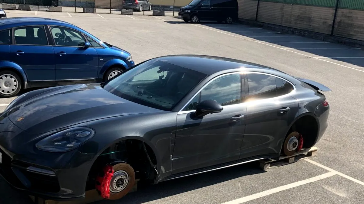 Porsche Panamera vandalizat de hoți chiar într-o parcare îngrădită cu sârmă ghimpată - FOTO