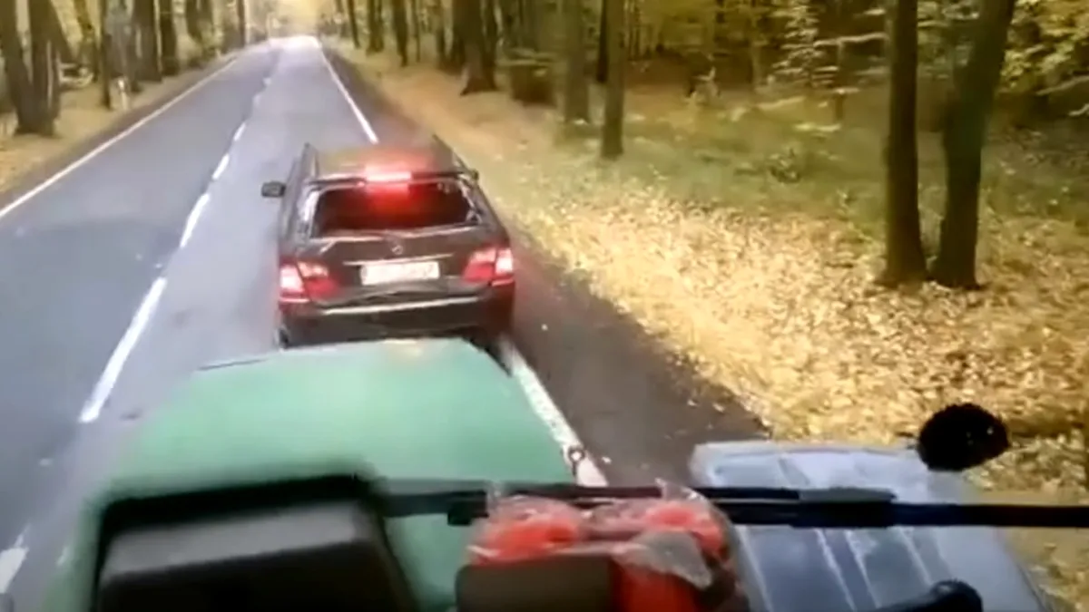 Mercedes lovit din spate de un tractor. Cine este de vină în acest caz?