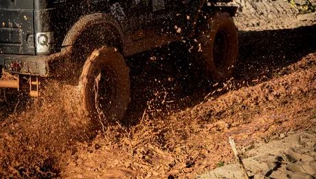 Două turiste rătăcite cu mașina în pădure, salvate de jandarmii sibieni: vehiculul 4×4 a rămas blocat în noroi