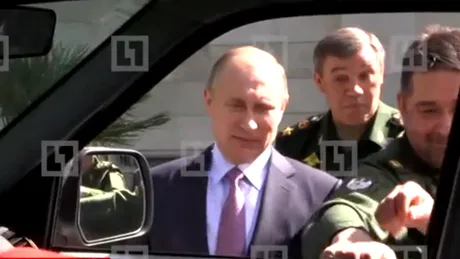 Maşinile ruseşti sunt atât de dure încât nici Putin nu poate să urce în ele - VIDEO