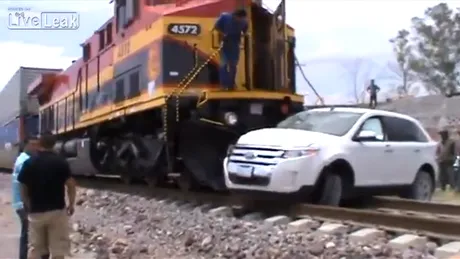 VIDEO. Cât de greu se opreşte un tren după ce loveşte o maşină? GREU