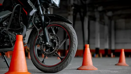 Video – Cea mai importantă manevră pe motocicletă: „300 de repetări sunt doar începutul”