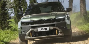 Jeep Avenger facelift păstrează versiunile electrice și mild-hybrid după actualizarea din 2026