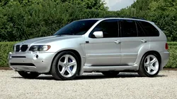 <span class='prepend'>Foto |</span> O companie de îmbrăcăminte a colaborat cu BMW pentru un X5 de primă generație cu motor V10 și transmisie manuală