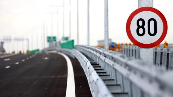 <span class='prepend'>Analiză |</span> Cât timp câștigi dacă depășești viteza legală pe drumul spre mare? Costurile depășirii limitei de viteză pe Autostrada Soarelui