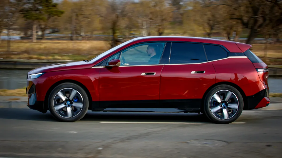 Test drive cu BMW iX, o mașină electrică emblematică