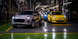 Înmatriculările de mașini noi au crescut în primele patru luni ale anului 2026. Totuși, înmatriculările și producția din România sunt în scădere