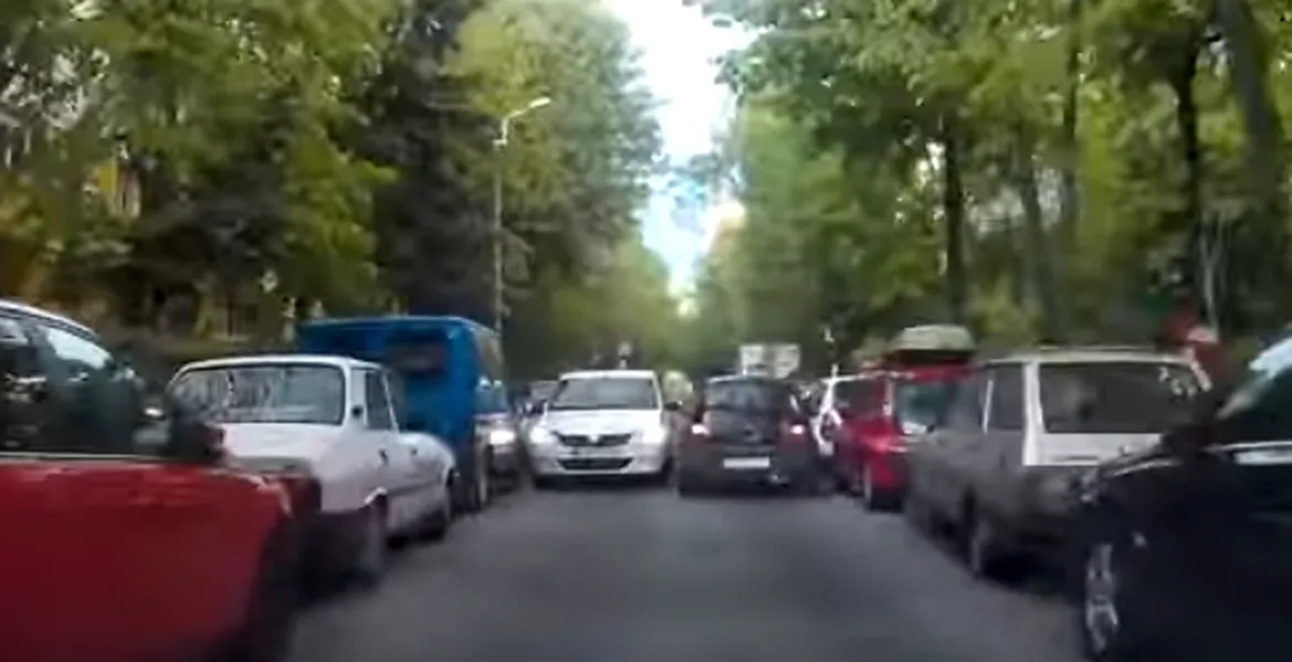 Greşeala pe care o vedem zilnic în trafic. Un şofer de BMW ne demostează până unde poate să ducă tupeul la volan [VIDEO]