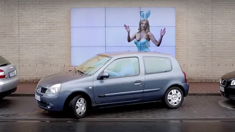 Fiat a făcut un panou interactiv care te ajută să parchezi mai uşor. VIDEO