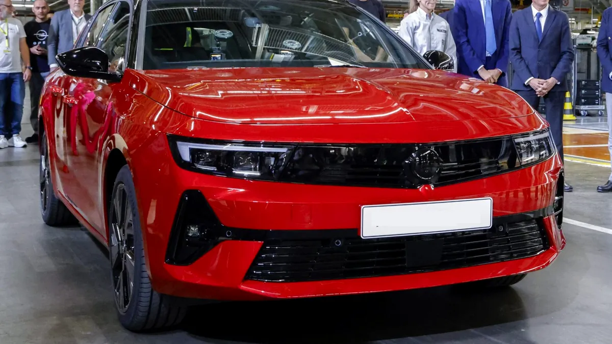 Fostul șef Stellantis: În 5 ani se vor închide 10 fabrici auto din Europa din cauza deciziilor UE