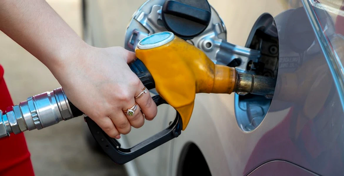 O șoferiță consideră că pompele de combustibil sunt sexiste