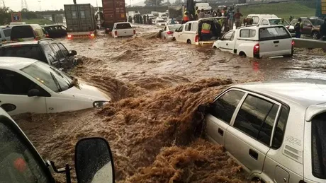 Zeci de mașini distruse de inundații în Africa de Sud. VIDEO