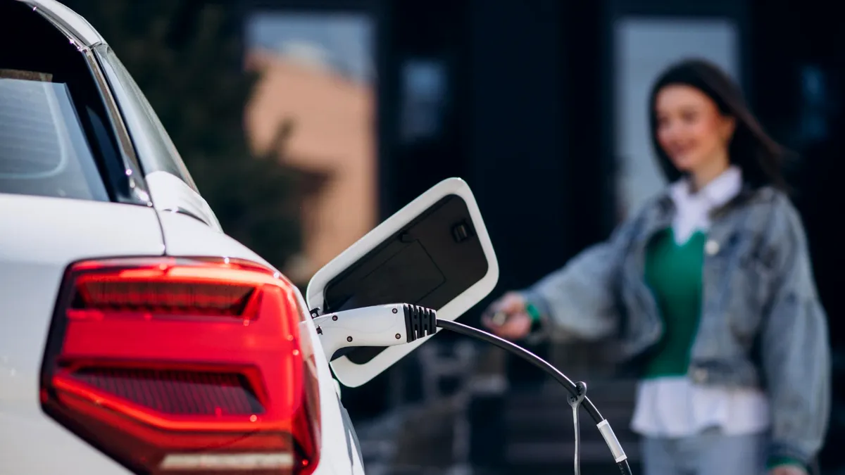 Un nou electrolit pentru bateriile solid-state își păstrează peste 84% din capacitate după 350 de cicluri de încărcare