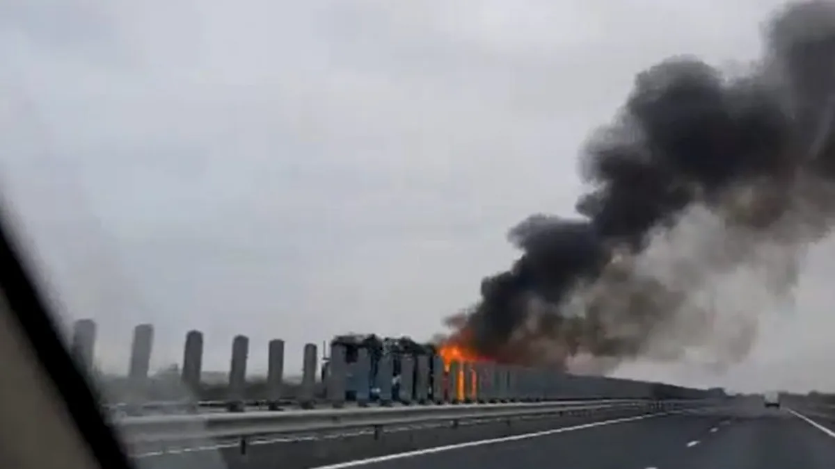 Un camion care transporta mai multe maşini Dacia Duster a luat foc - VIDEO