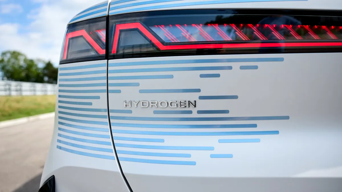 BMW iX5 Hydrogen se apropie de producția de serie. SUV-ul cu hidrogen promite 750 km autonomie